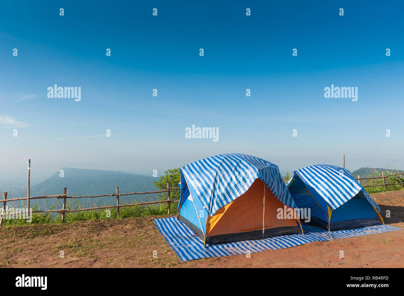 Camp Zelt auf Berge und blauer Himmel Stockfoto