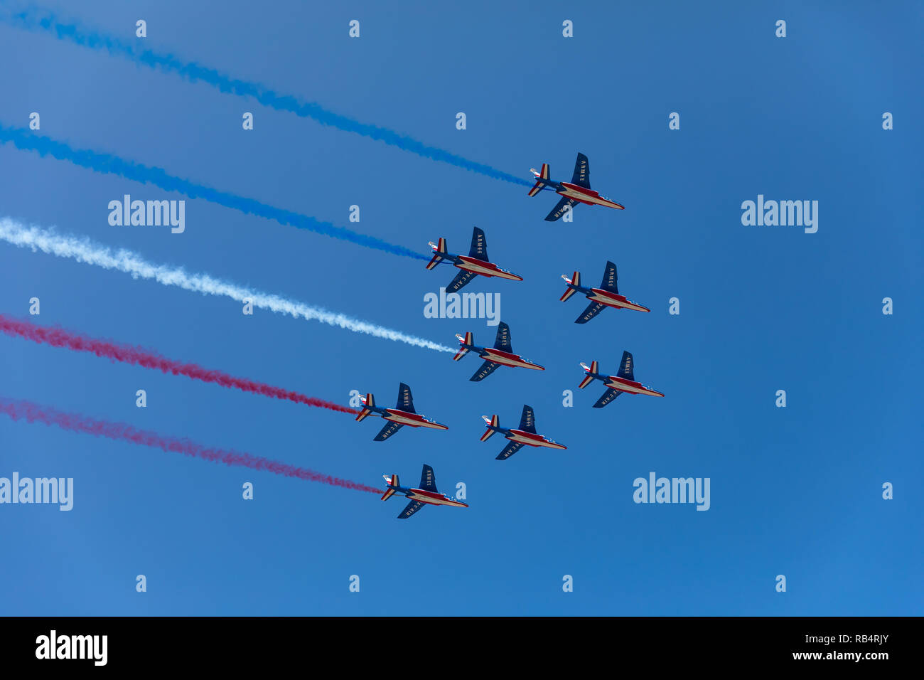 Patrouille de France (Französisch Kunstflugstaffel Patrouille) mit Blau weißen und roten Rauch Stockfoto