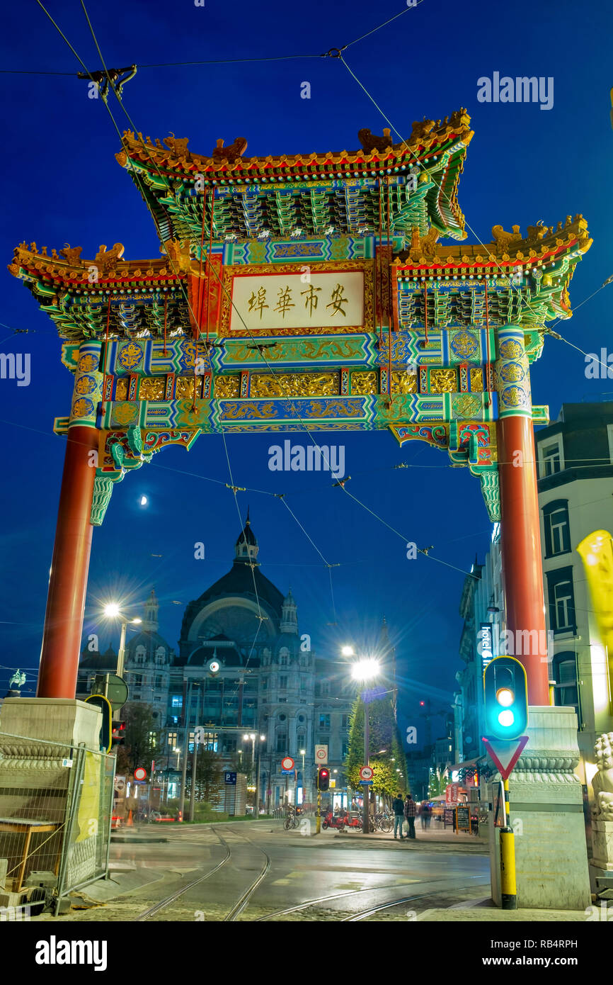 Eine paifang bekannt als 'Pagodepoort' (Pagode Tor) wurde errichtet am südlichen Eingang von Chinatown in Antwerpen, Antwerpen, Belgien Stockfoto