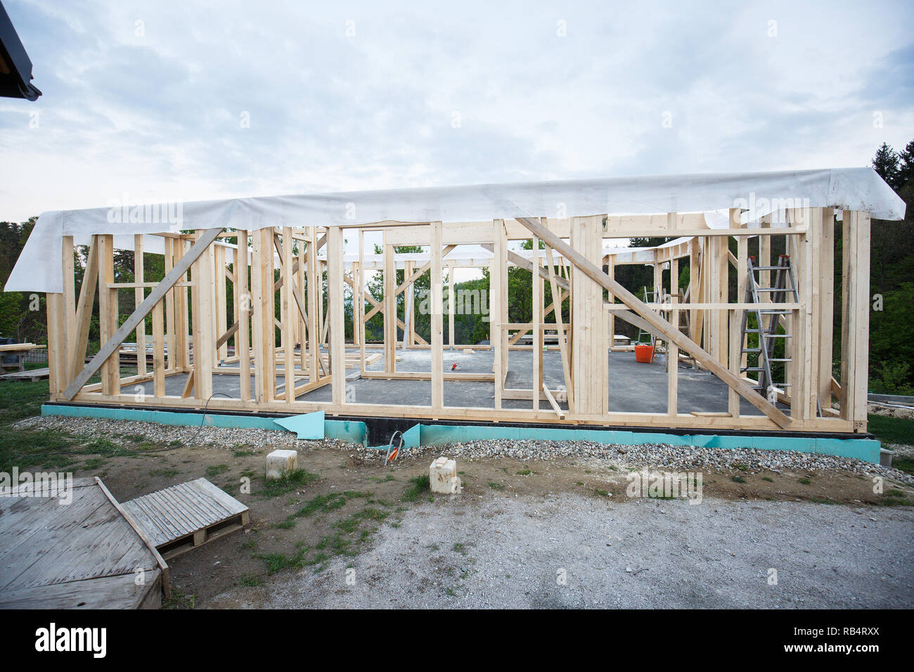 Rahmen aus Holz- Haus im Bau, mit tyvec Home. Bau, Baustelle, Zimmerei, chemische Bau- Konzept. Stockfoto