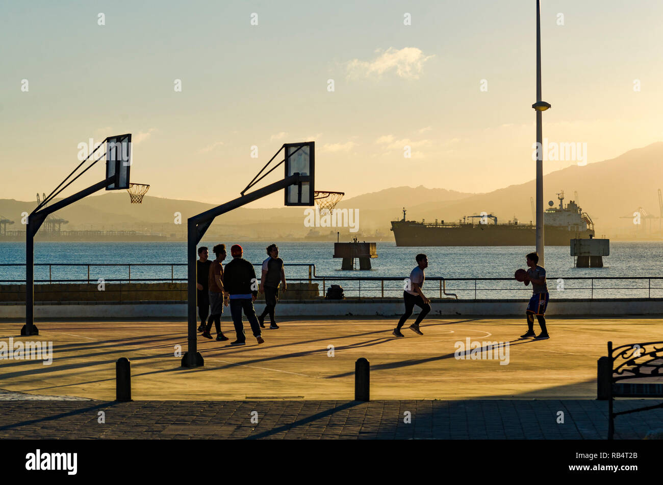 Gruppe von Jugendlichen Basketball spielen,, Bucht von Algeciras, Sonnenuntergang, La Linea, Spanien, Europa. Stockfoto