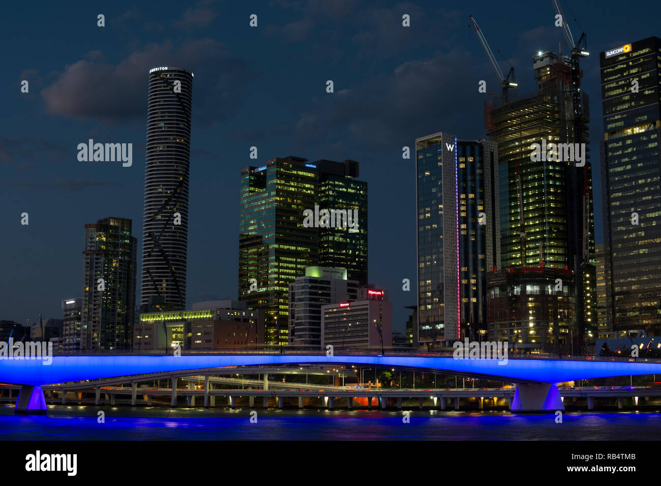 Brisbane City Centre und Victoria Bridge bei Nacht, Queensland, Australien Stockfoto