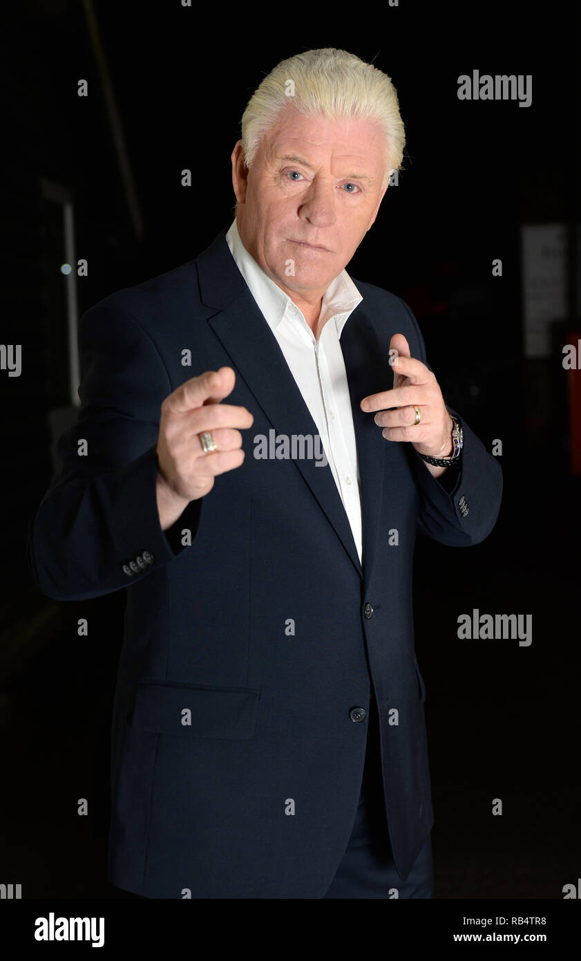 TV Medium Derek Acorah stellt für einige Porträts im Georgian House Hotel in Haslemere, Surrey, wie er in einer Seance nach der Ankündigung seines neuen Programms "Pasthunters' Mit: Derek Acorah Wo: Surrey, Großbritannien Wann: 30 Aug 2015 Quelle: Steve Finn/WANN Stockfoto