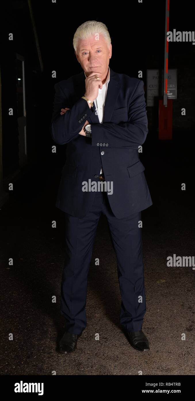 TV Medium Derek Acorah stellt für einige Porträts im Georgian House Hotel in Haslemere, Surrey, wie er in einer Seance nach der Ankündigung seines neuen Programms "Pasthunters' Mit: Derek Acorah Wo: Surrey, Großbritannien Wann: 30 Aug 2015 Quelle: Steve Finn/WANN Stockfoto