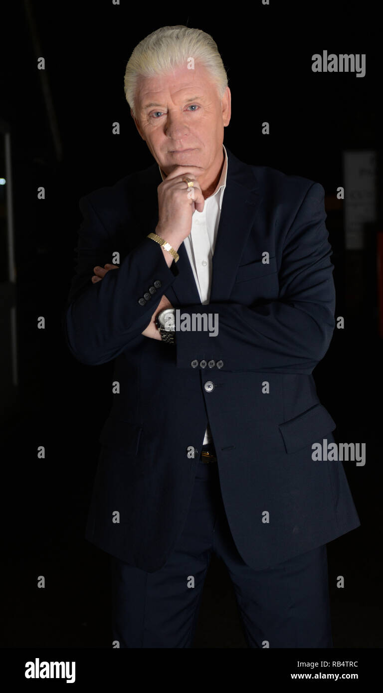 TV Medium Derek Acorah stellt für einige Porträts im Georgian House Hotel in Haslemere, Surrey, wie er in einer Seance nach der Ankündigung seines neuen Programms "Pasthunters' Mit: Derek Acorah Wo: Surrey, Großbritannien Wann: 30 Aug 2015 Quelle: Steve Finn/WANN Stockfoto