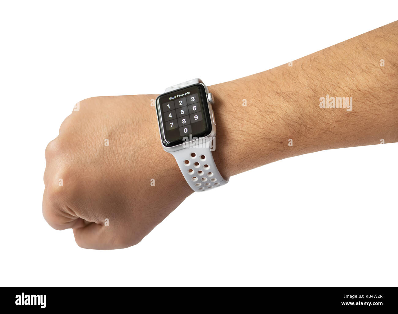 Männliche hand mit mit weißen Smart Watch. Geben Sie ein Kennwort ein. Stockfoto