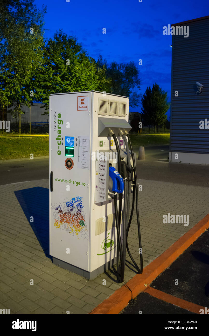 Ploiesti, Rumänien - September 03, 2018: Electric Car Ladestation im Kaufland's Supermarkt Parkplatz in Ploiesti, Prahova, Rumänien. Stockfoto