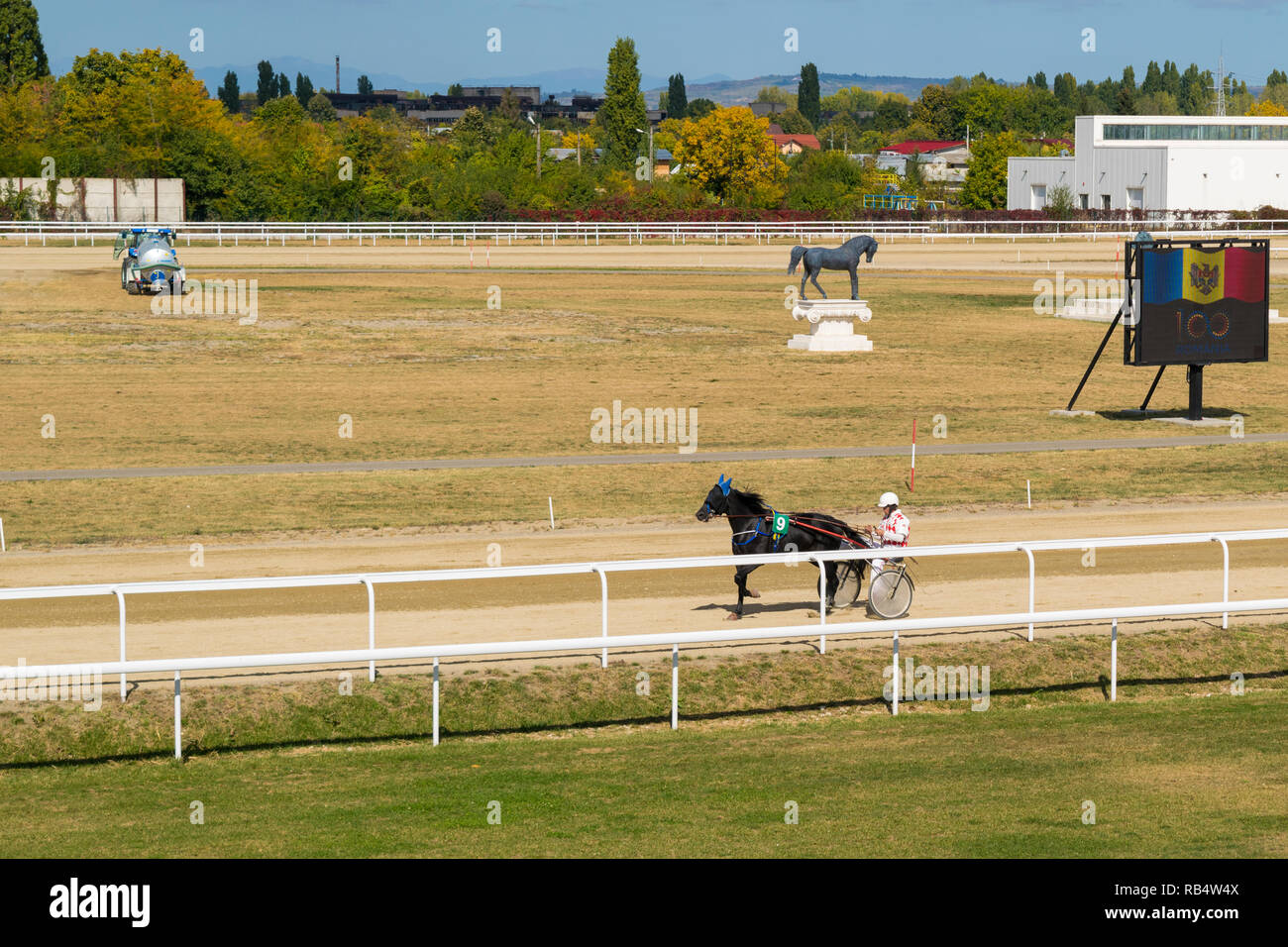 Ploiesti, Rumänien - 10. Oktober 2018: Jockey und Pferd in ein Pferderennen mit Sulky auf Ploiesti Hippodrom in Prahova, Rumänien teilnehmen. Stockfoto