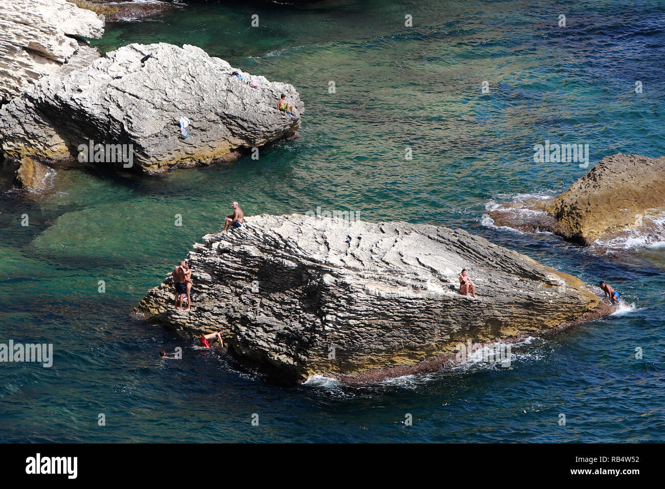 Bonifacio ist eine Stadt an der südlichen Spitze der französischen Insel Korsika. Es ist für seinen lebhaften Hafen und mittelalterlichen clifftop Zitadelle bekannt. Aus dem 13. Jahrhundert Bastion de l'Etendard beherbergt ein kleines Museum mit Exponaten zur Geschichte der Stadt. L'Escalier du Roi d'Aragon ist 187 antiken Stufen in den Fels gehauen. Im Südosten, die unbewohnten Inseln Lavezzi, einem Naturschutzgebiet, Granitfelsen und Sandstränden. Stockfoto