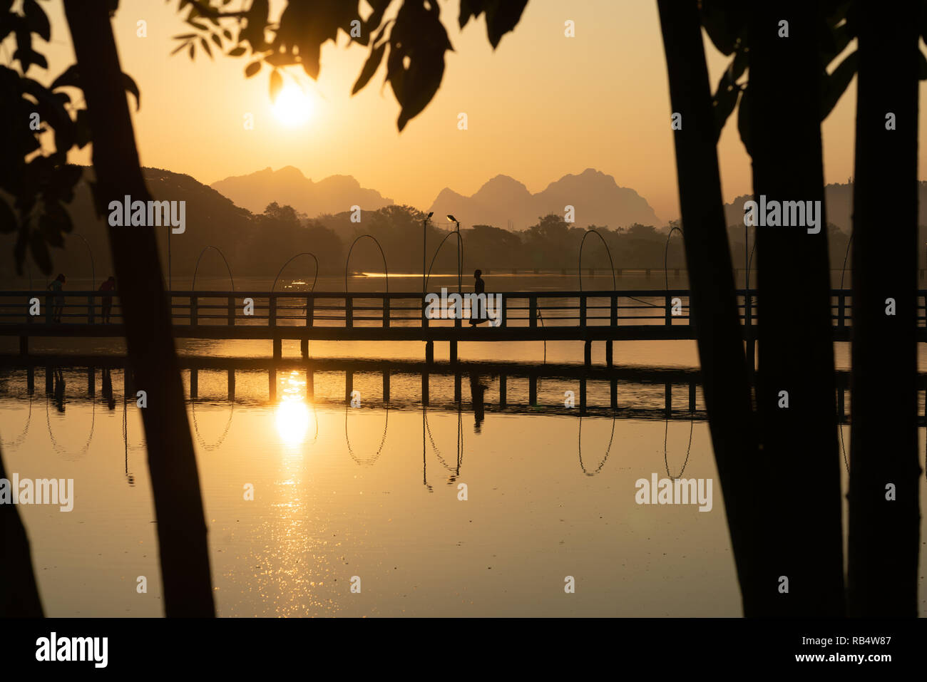 Spaziergang auf der Brücke bei Sonnenaufgang in Hpa-an, Myanmar Stockfoto