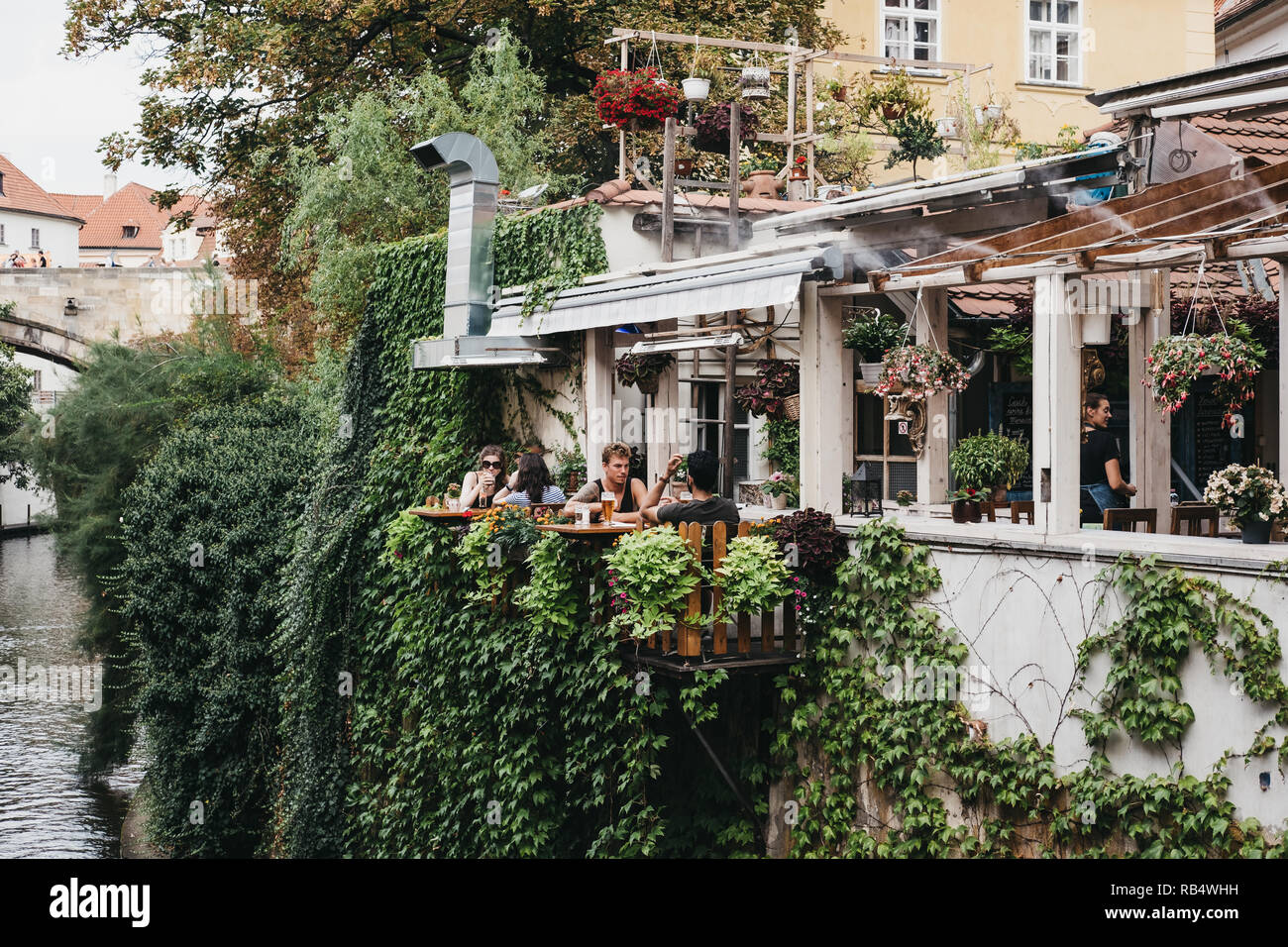Prag, Tschechische Republik - 23 August, 2018: Die Menschen trinken Bier an die Tische im Freien von velkopřevorský Spindlermühle Restaurant in Mala Strana, Prag. Bier ist Stockfoto