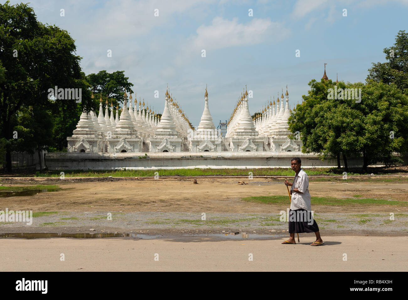 Man bummeln außerhalb Kuthodaw Pagode, Mandalay, Myanmar Stockfoto