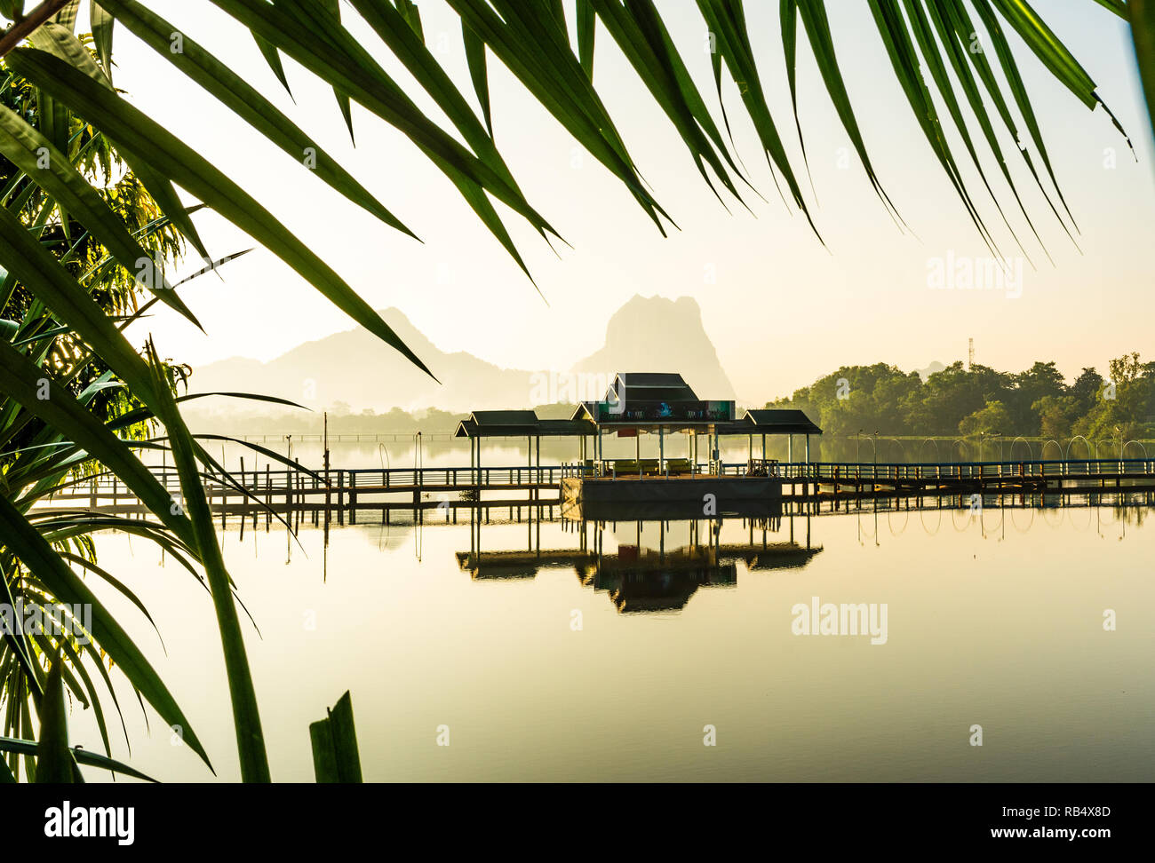 Blick von der Brücke auf der See bei Sonnenaufgang, Hpa-an, Myanmar Stockfoto