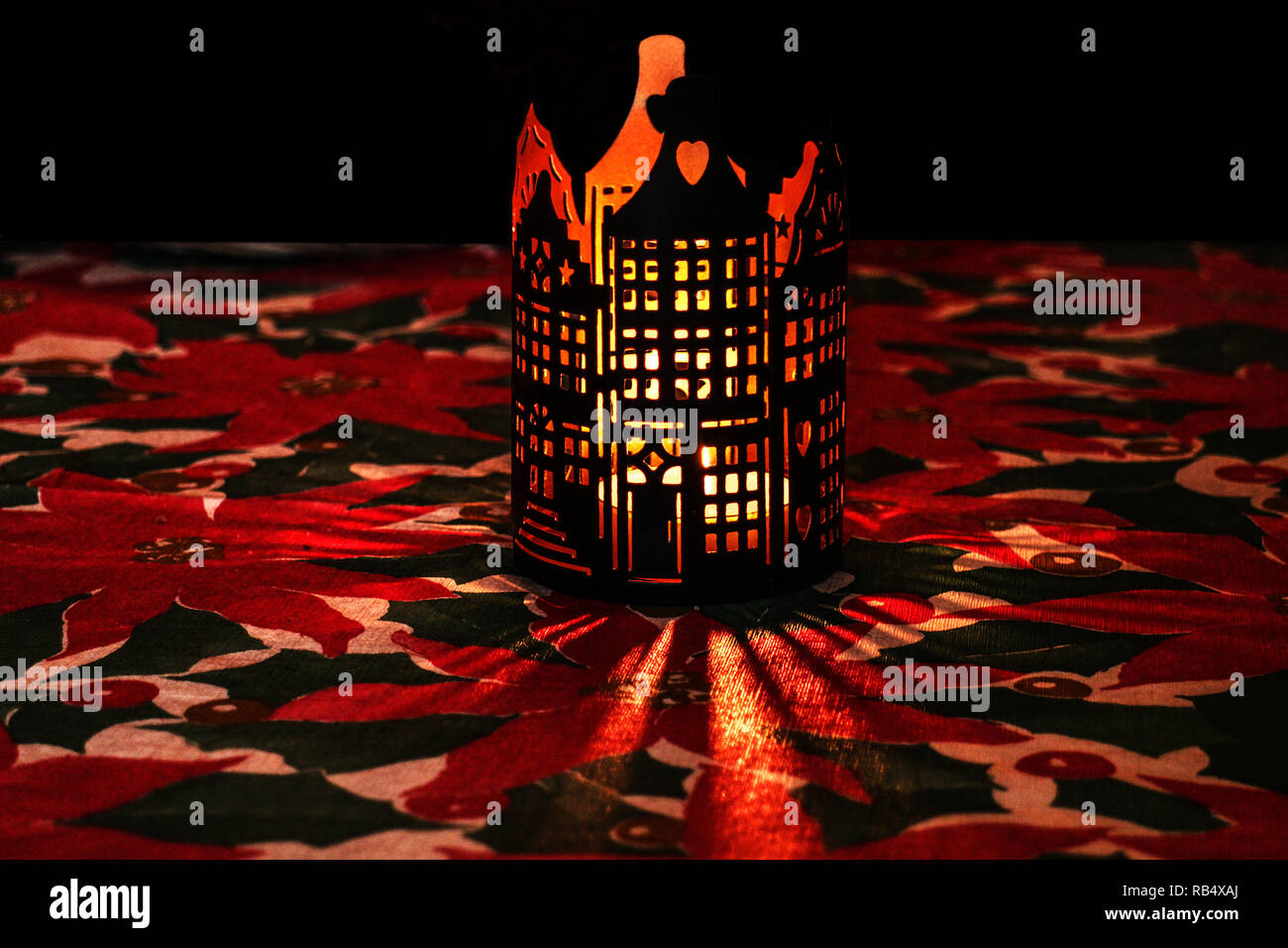 Candle-light-niederländischen hexagonal Lantern mit Seiten in Form von typischen Giebelhäuser Fassaden Stockfoto