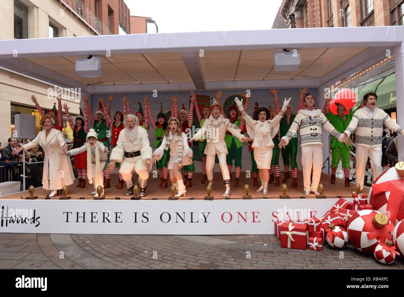 Die Besetzung des West End Musical Elf an der Eröffnung von Harrods' Boxing Day verkauf Wo: London, Großbritannien Wann: 26 Dec 2015 Credit: Steve Finn/WANN Stockfoto