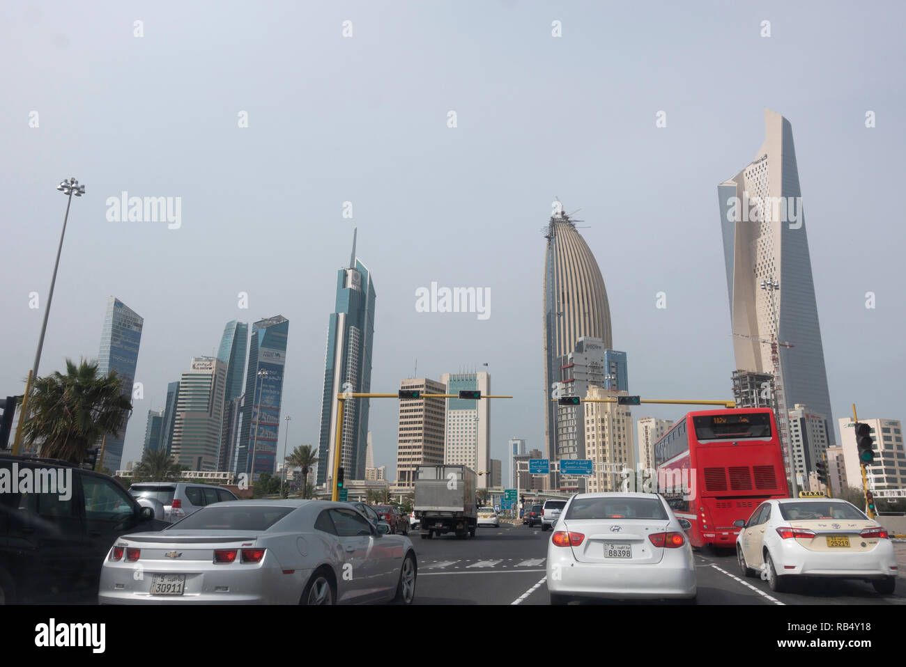 Blick auf Stau und Skyline von Downtown Kuwait City, Kuwait. Stockfoto