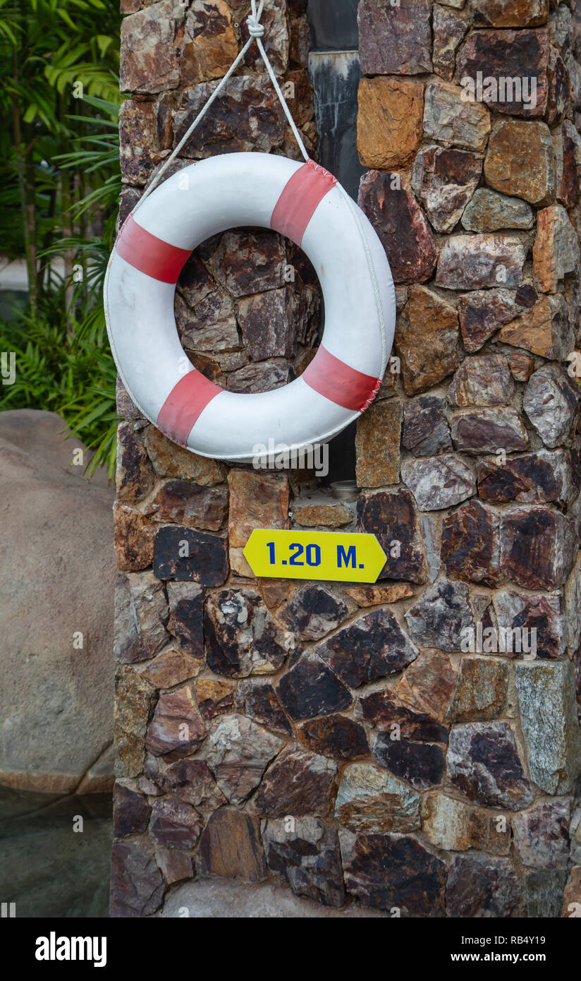 Warnung bei Pool mit Rettungsring und Schild in 1,2 m Tiefe Stockfoto