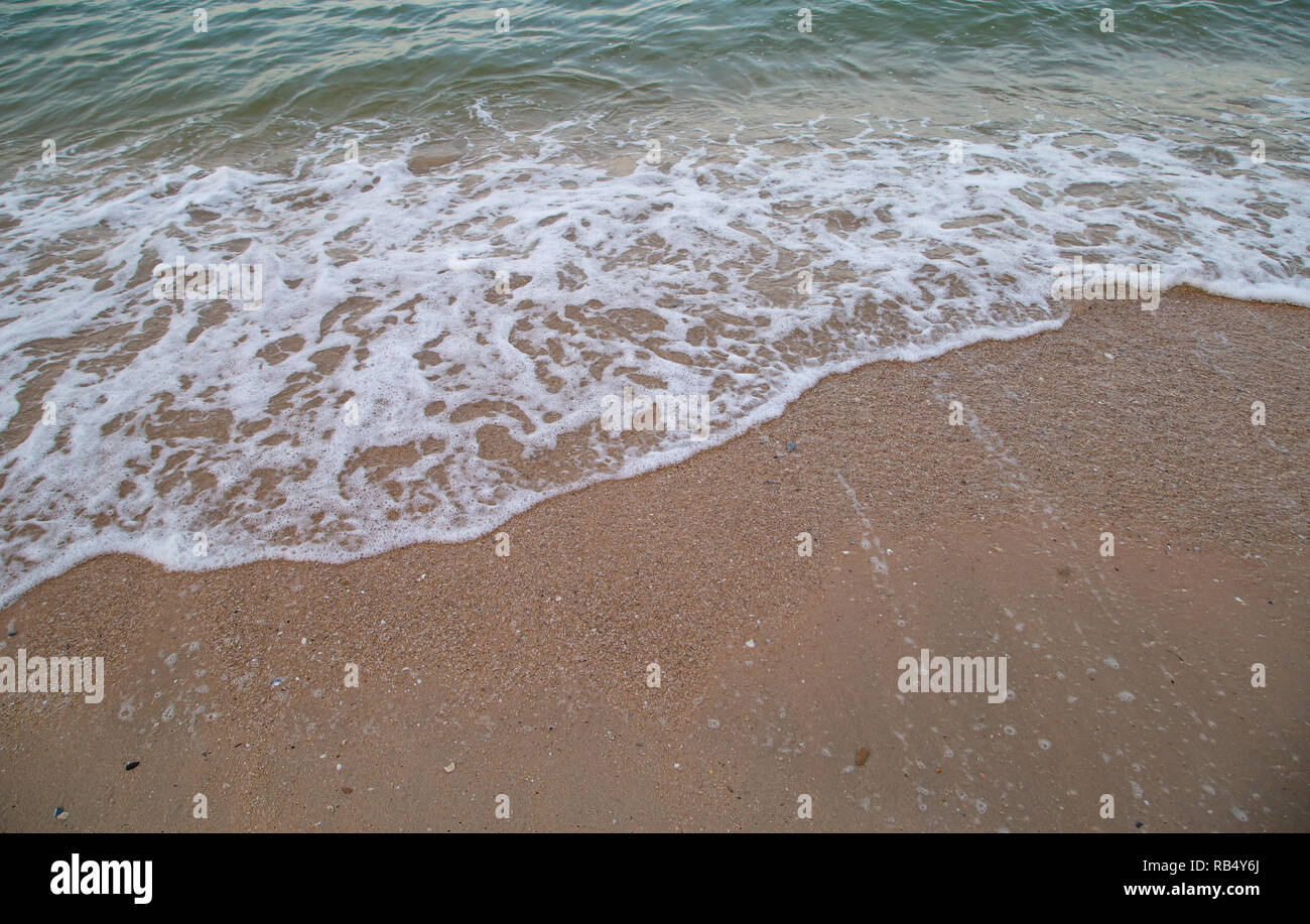 Selektiver Fokus der weichen Welle auf den Strand Stockfoto