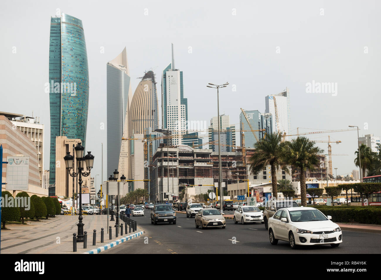 Blick auf den Verkehr und die Skyline von Downtown Kuwait City, Kuwait. Stockfoto