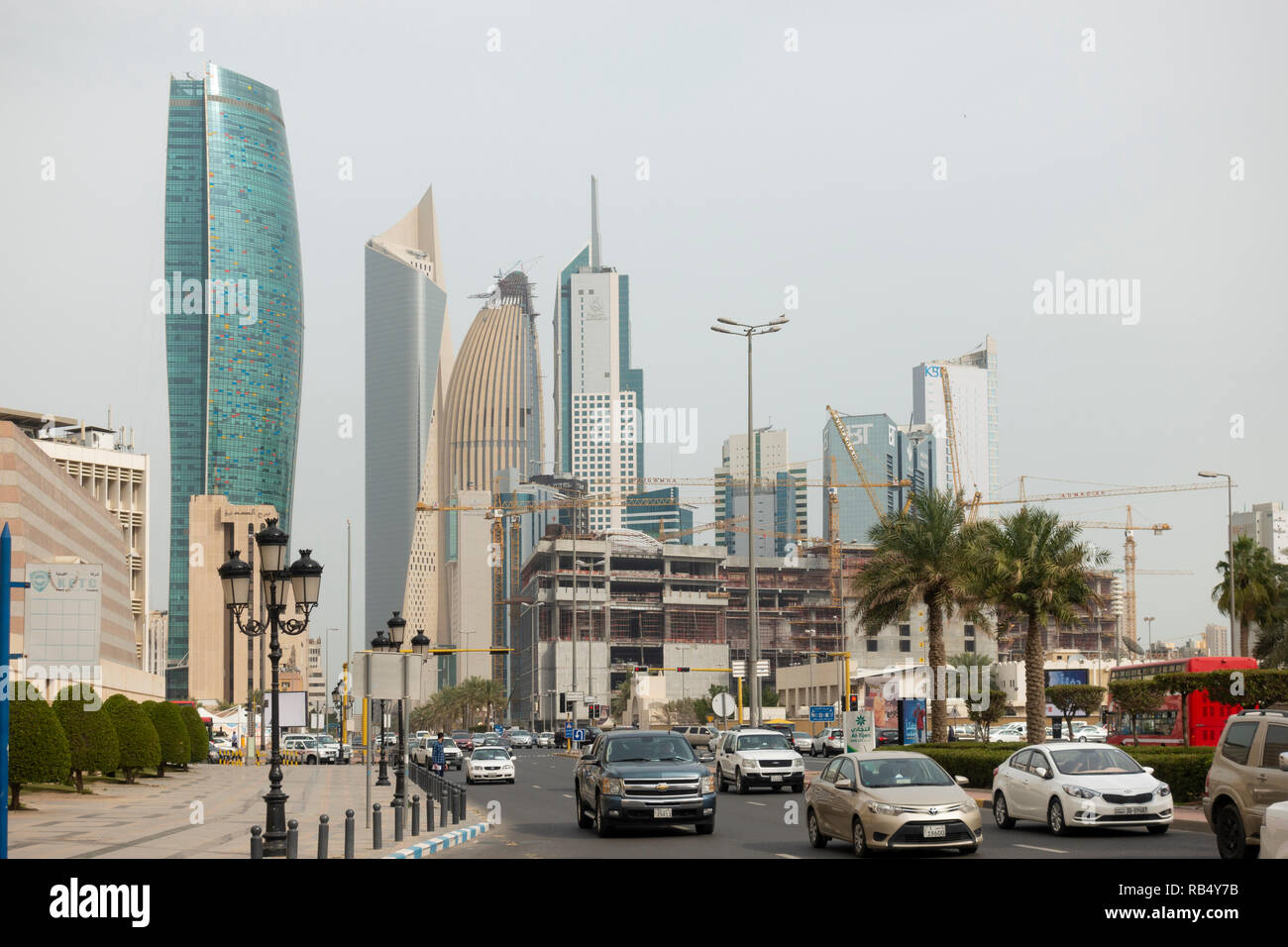 Blick auf den Verkehr und die Skyline von Downtown Kuwait City, Kuwait. Stockfoto
