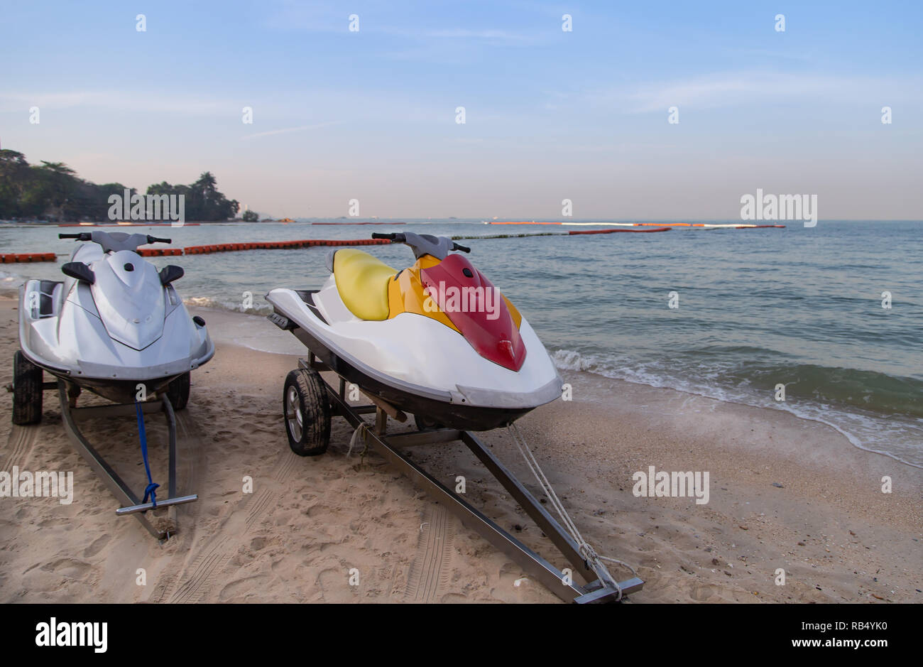 Jet Ski Mieten auf Trailer Parkplatz am Strand Stockfoto