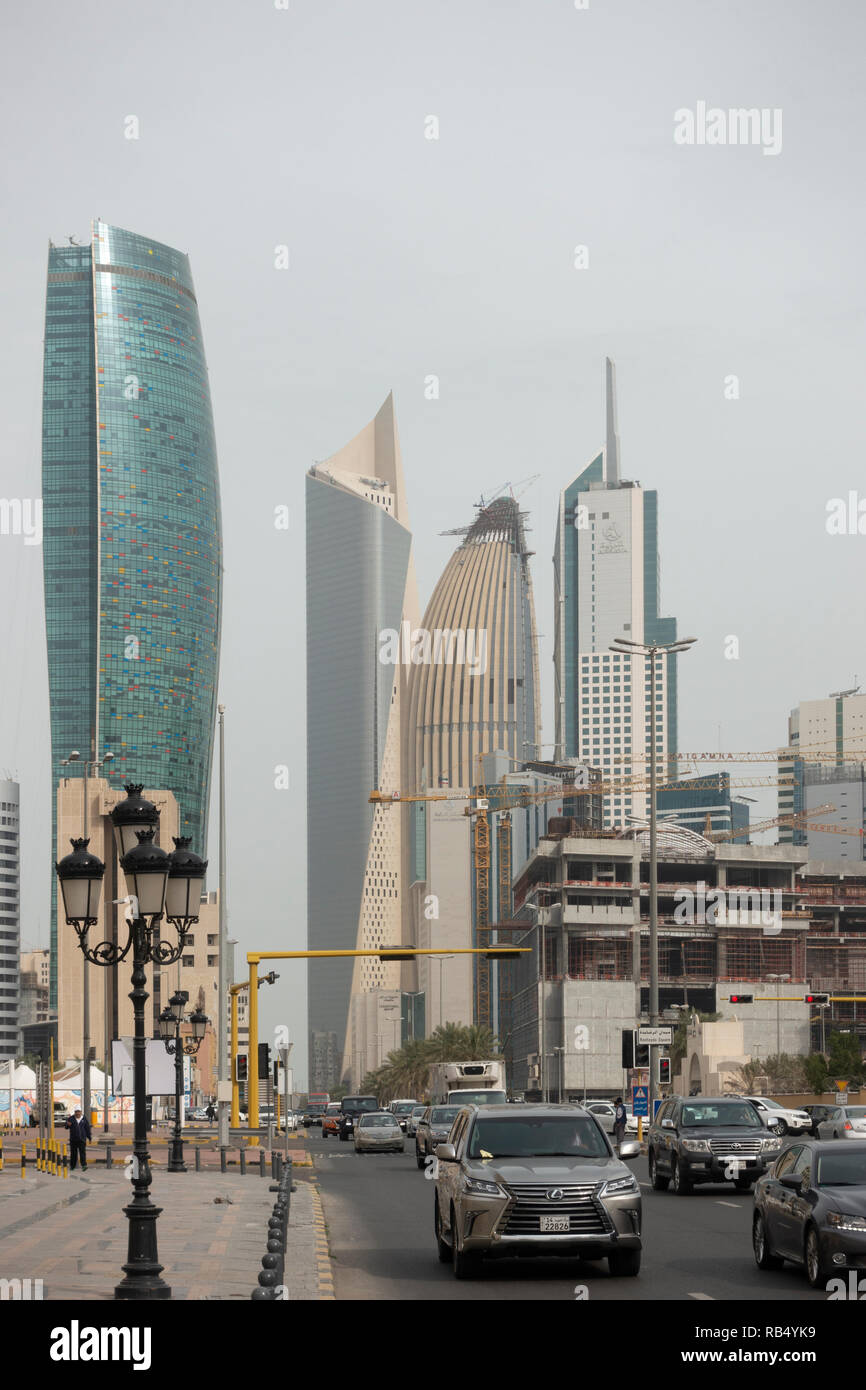 Blick auf den Verkehr und die Skyline von Downtown Kuwait City, Kuwait. Stockfoto