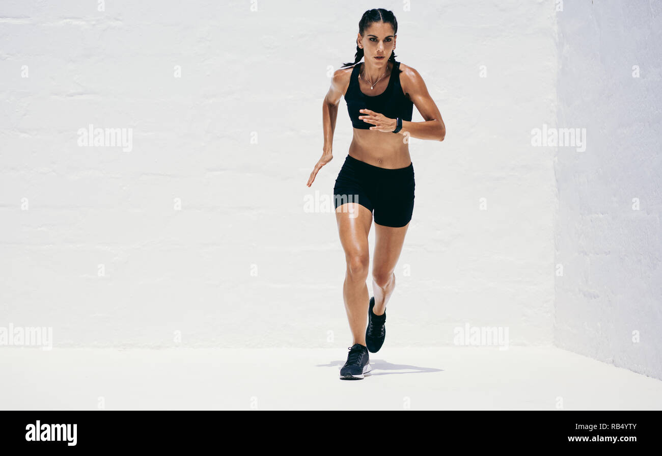Frau in fitness Verschleiß läuft. Weibliche Athlet, Training. Stockfoto