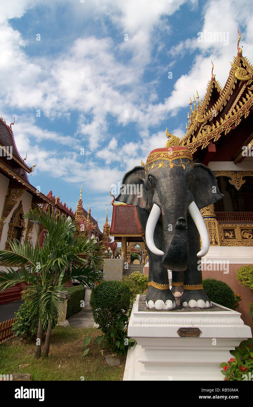 Vorderansicht des Wat Saen Muang Ma Luang und seine schwarzen Elefanten Statue in Chiang Mai, Thailand Stockfoto