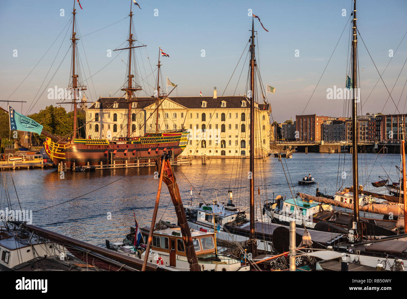 Die Niederlande, Amsterdam. Scheepvaartmuseum. National Maritime Museum und Replik von VOC-Schiff De Amsterdam. Stockfoto