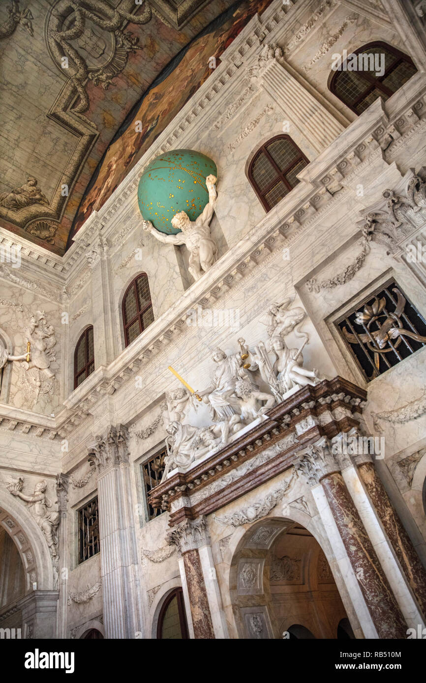 Die Niederlande, Amsterdam, Dam Platz. Royal Palace. Interieur. Burgerzaal oder Bürger Rathaus. Statue von Atlas der Welt. Stockfoto