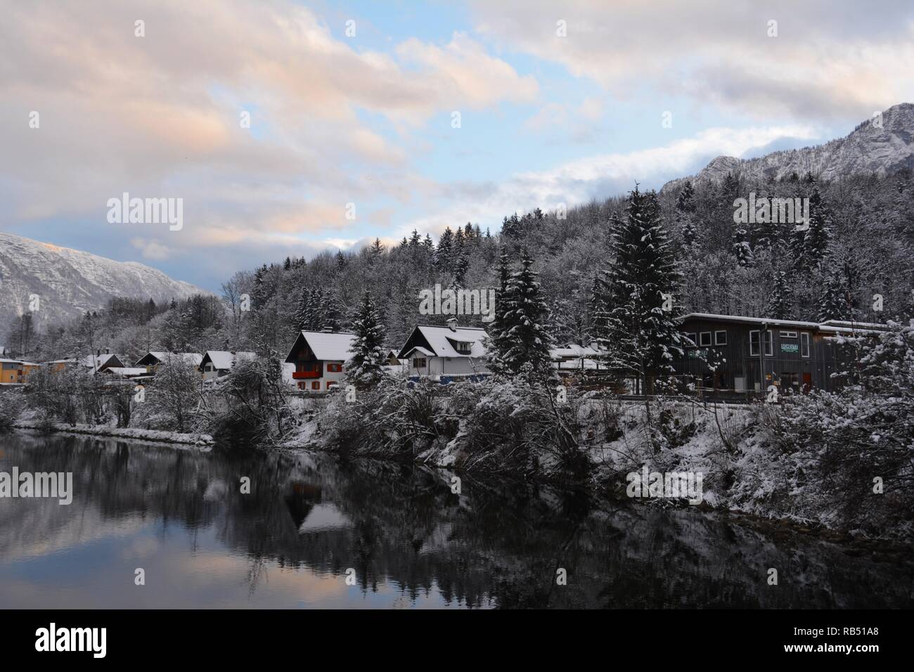 Die erstaunliche Bad Goisern, Hallstatt. Snowy Winter Blick vom Fluß. Stockfoto