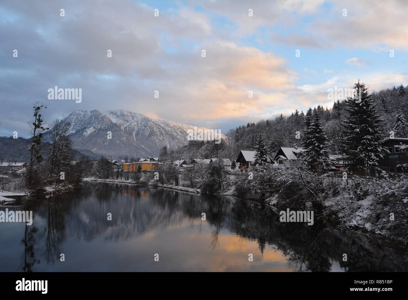 Die erstaunliche Bad Goisern, Hallstatt. Snowy Winter Blick vom Fluß. Stockfoto