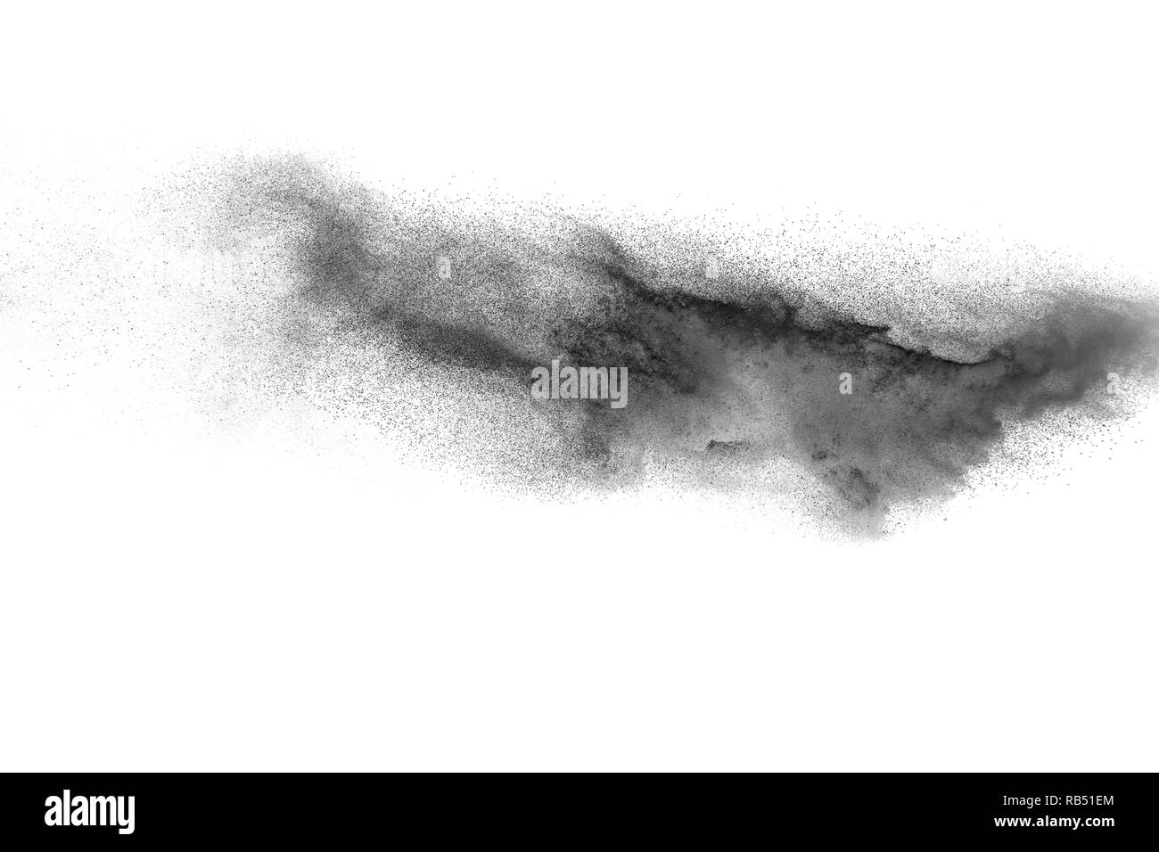 Schwarzes Pulver Explosion gegen den weißen Hintergrund. Holzkohle exhaie Staubpartikel in der Luft. Stockfoto