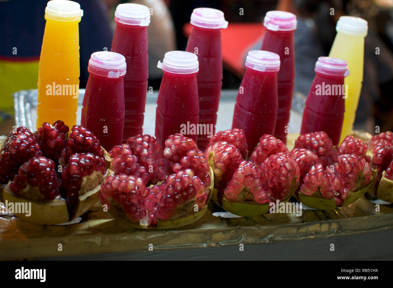 In der Nähe Bild von typischen Orange und Granatapfel Säfte in der Regel in der Straße Stände von Bangkok verkauft Stockfoto