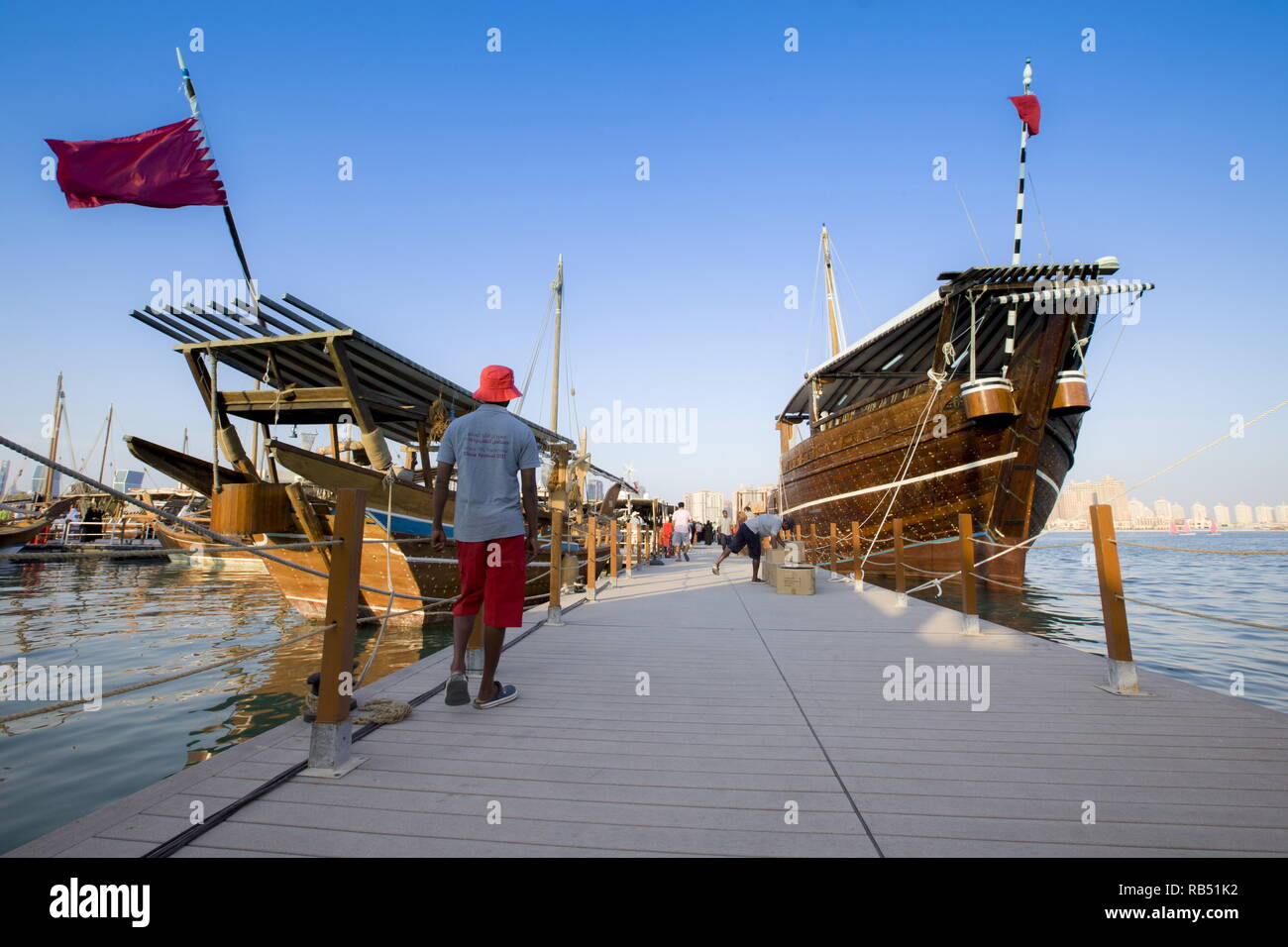 Große Daus warten auf Fracht am kleinen Hafen von Katara - Doha. Stockfoto