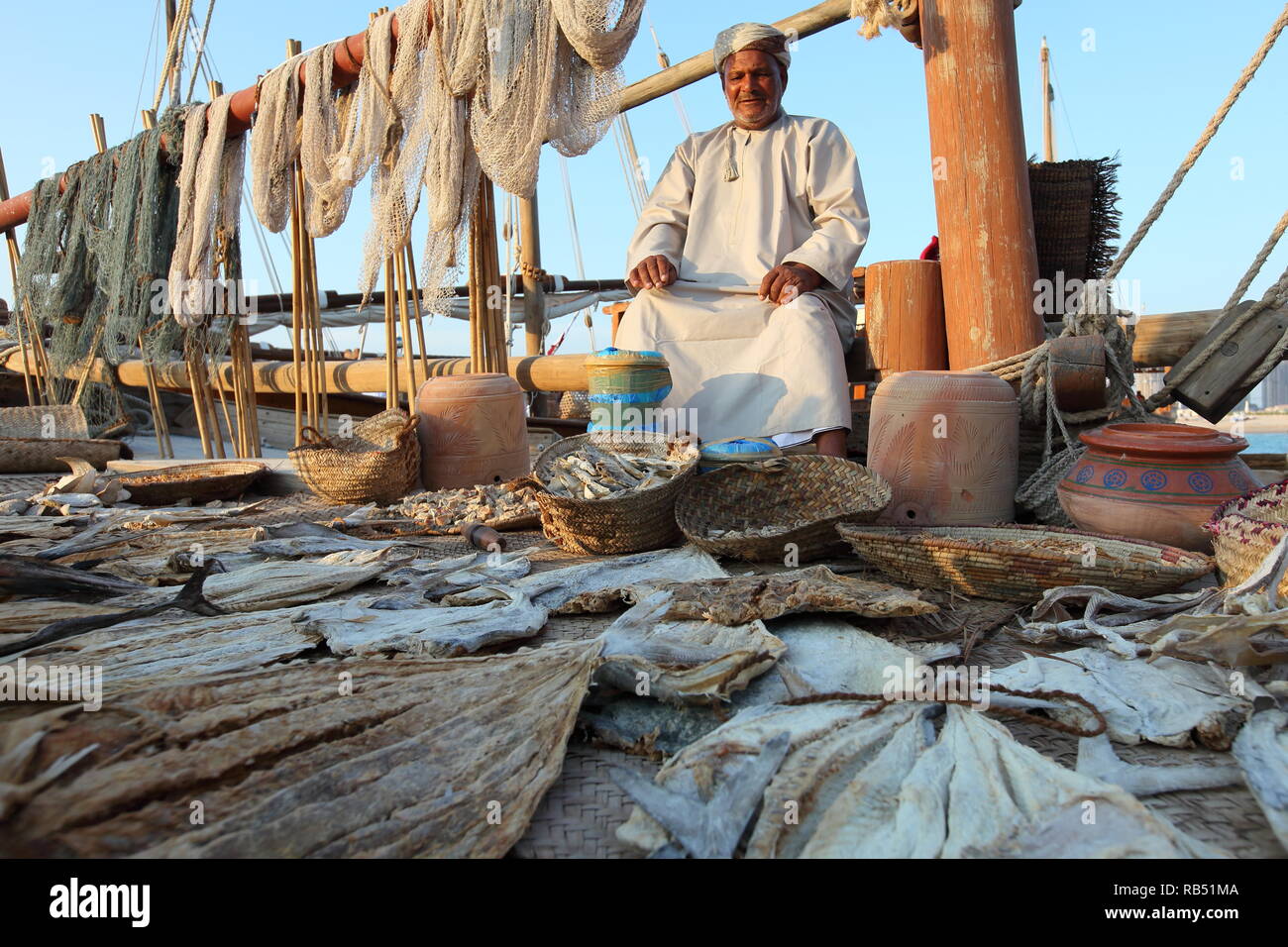 Omanischer Fischer, der seine Produkte während des Dhow Festivals am Katara Strand verkauft. Stockfoto