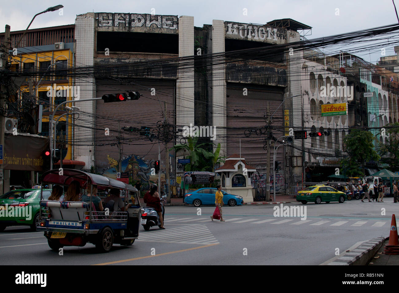 Ansicht eines schönen alten und mit Graffiti gestaltet Städtische Gebäude in der Nähe der Khao San Road in Bangkok, Thailand Stockfoto