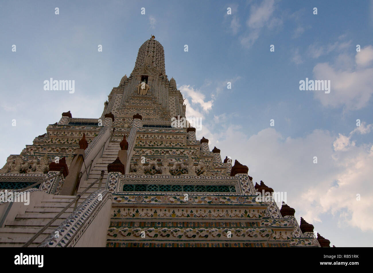 Nahaufnahme Bild des Stupa im Wat Arun Tempel, die wunderschön ist mit Porzellan. Der Tempel liegt am Westufer des Chao Phray entfernt Stockfoto