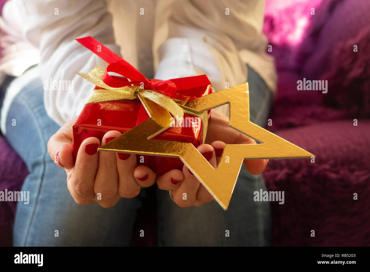 Weihnachts- oder Geburtstagsgeschenk in roter Farbe Stockfoto