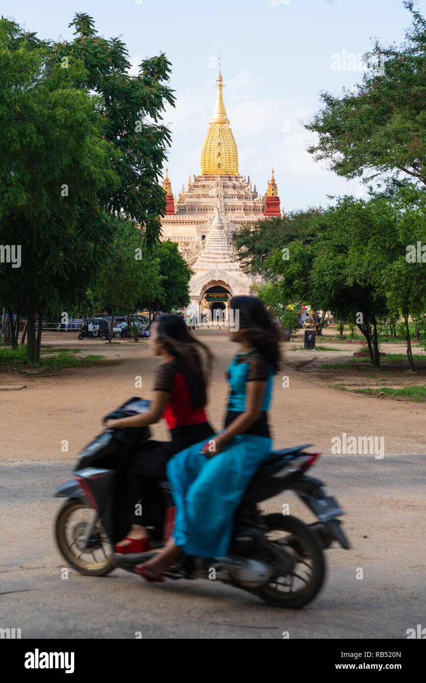 Ananda Pagode mit zwei Mädchen auf einem Motorrad Stockfoto