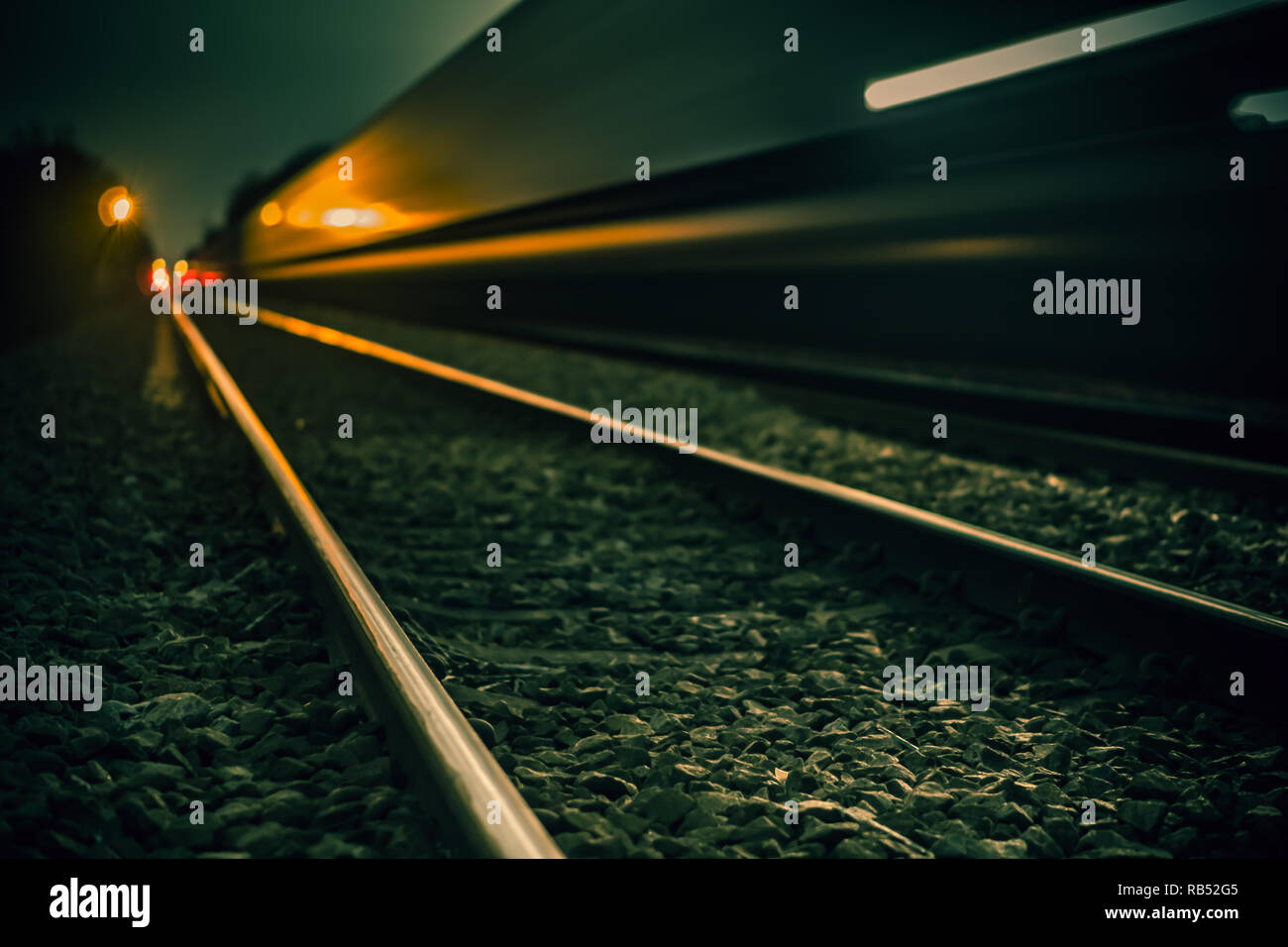 Ein Foto eines Güterzug vorbei während der kalten Nacht, bearbeitet ein kalter Winter mit einem blauen & grünen Ton zu haben Stockfoto