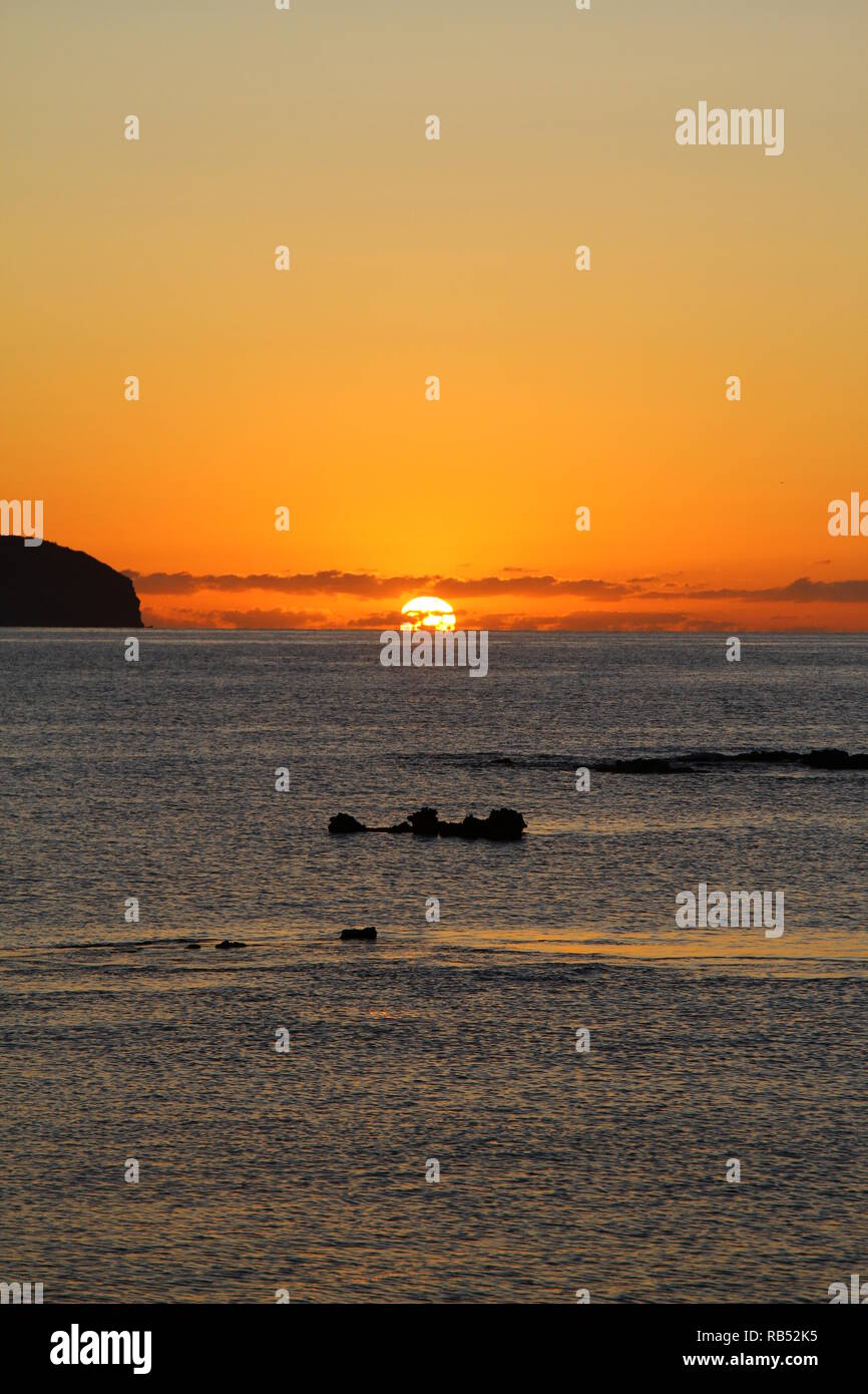 Mittelmeer Sonnenaufgang von der Insel Ibiza, Spanien. Dieses herrliche Bild wäre ideal als beeindruckendes Buch. Moody Buch deckt. Sehr angenehm für das Auge, beruhigend und geheimnisvoll. Stockfoto