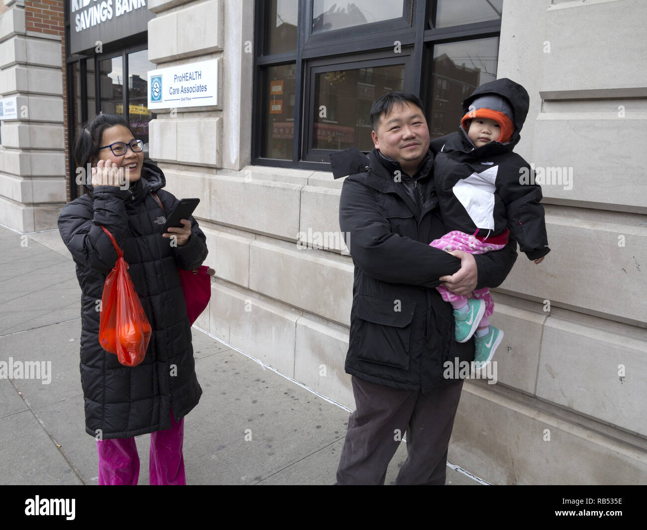 Chinesische Familie Lion Dance Zeremonie in den Bensonhurst Abschnitt von Brooklyn auf Chinesisches neues Jahr, 2017. Stockfoto