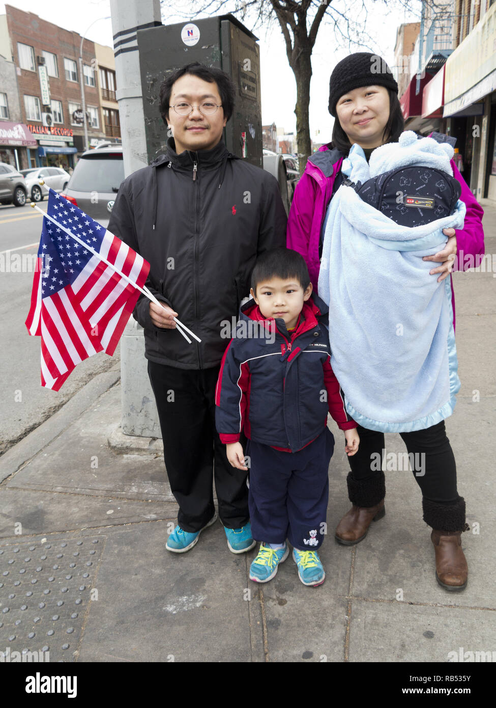 Chinesische Familie Lion Dance Zeremonie in den Bensonhurst Abschnitt von Brooklyn auf Chinesisches neues Jahr, 2017. Stockfoto
