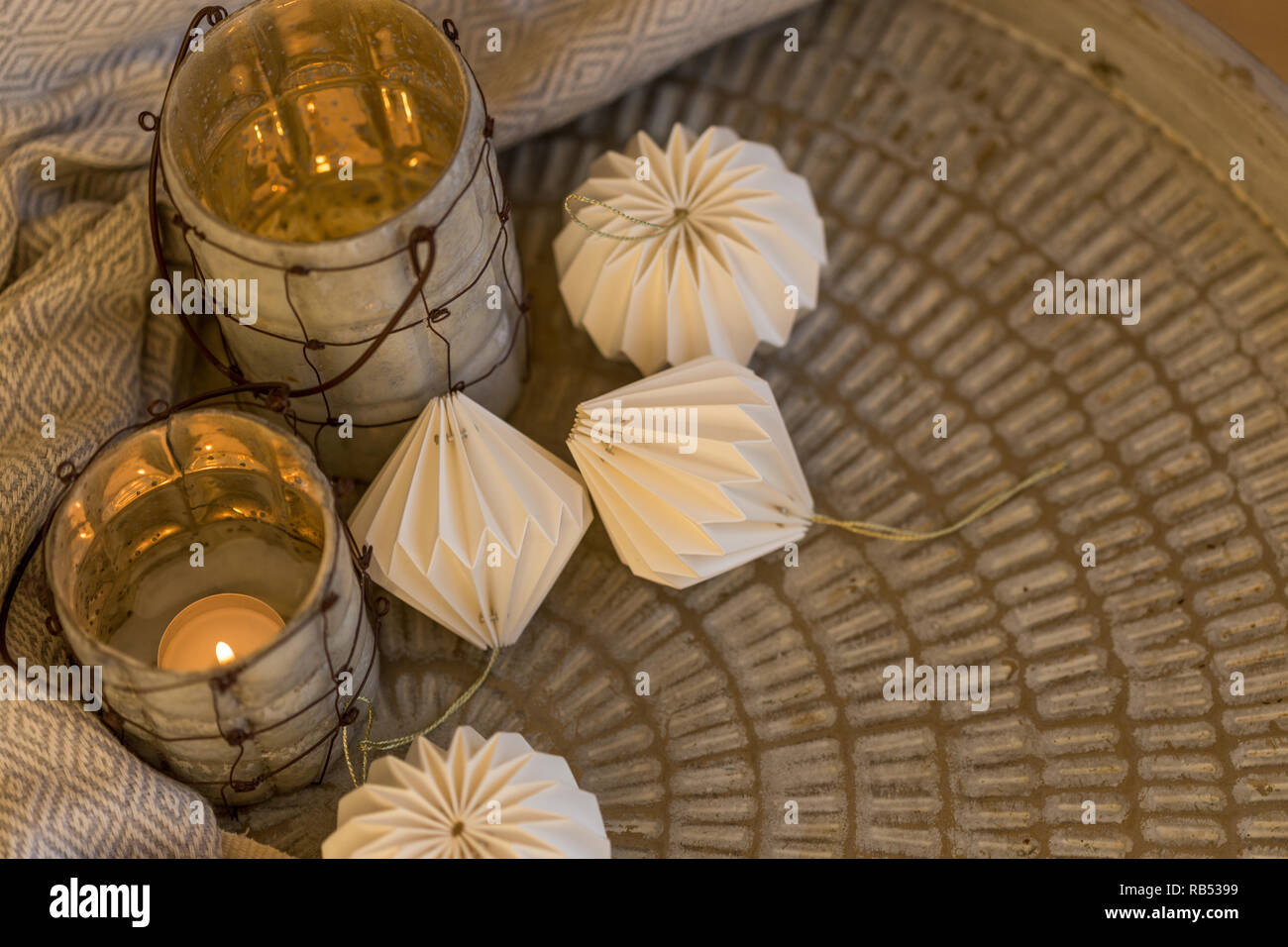 Obere Ansicht geschossen von Weißen origami Weihnachtsschmuck und vintage Kerzenhalter. Kopieren Sie Platz. Horizontale Komposition. Stockfoto