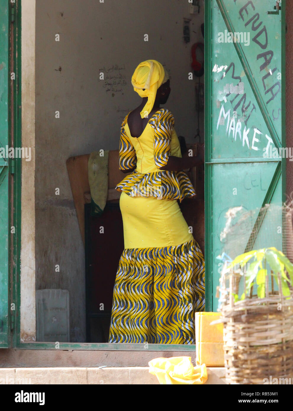 Frau in einem gelben Kleid - Gambia Stockfoto