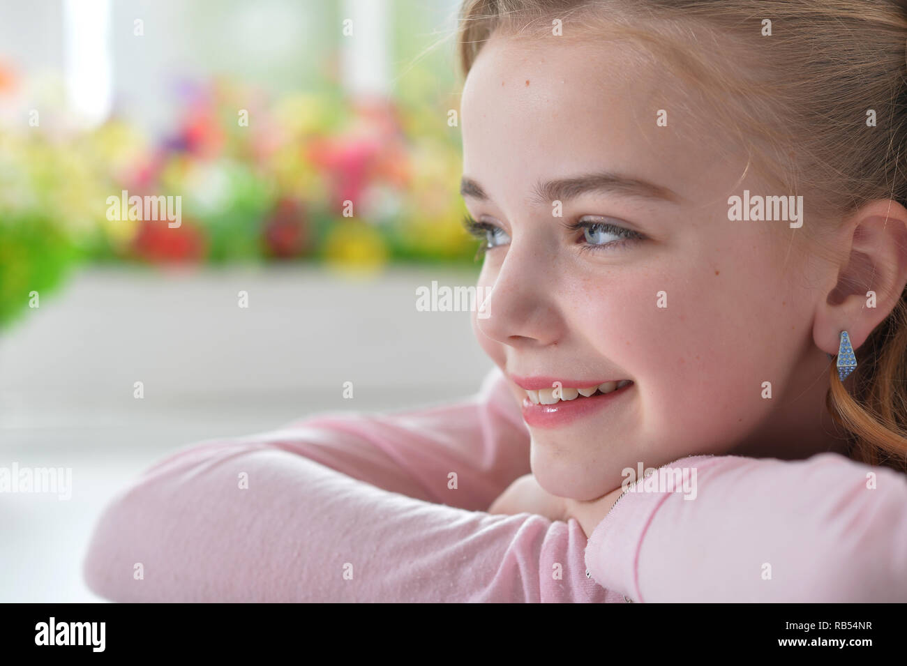 Close-up Portrait von Mädchen liegt auf verschränkte Arme Stockfoto