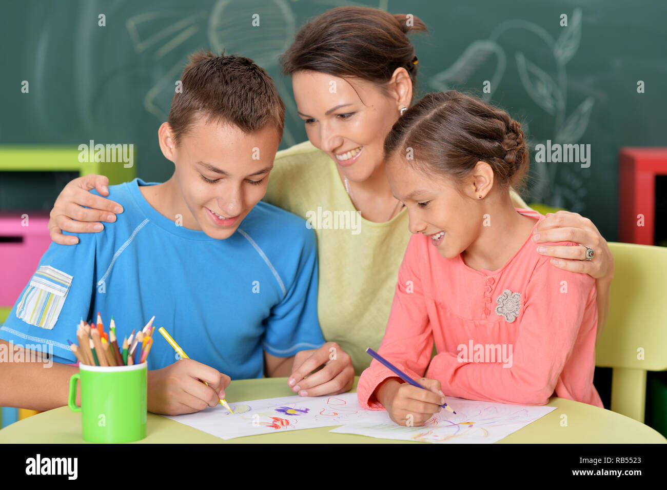 Porträt der Mutter mit Kindern zusammen Zeichnung Stockfoto