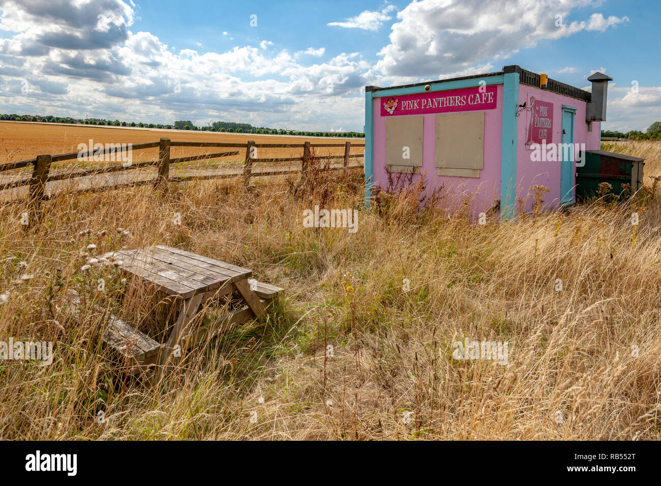 Verlassene Straße Verkehr Café in Gras überwuchert Stockfoto
