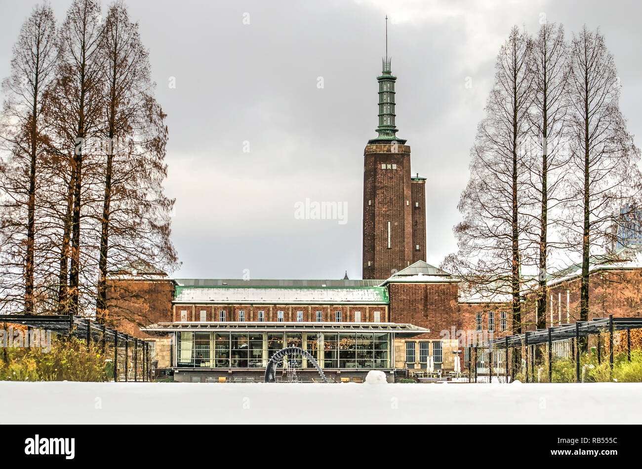 Rotterdam, Niederlande, 12. Dezember 2017: Ansicht aus einem Verschneiten Museumspark in Richtung Architektur der 1930er Jahre Der boymans Museum Stockfoto